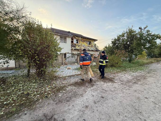Новини Харкова: комунальники відновлюють будинки Новобаварського району після нічної атаки