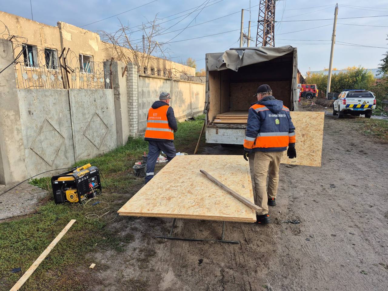 Закривають контури постраждалих від російських ударів будинків комунальники: Новини Харкова
