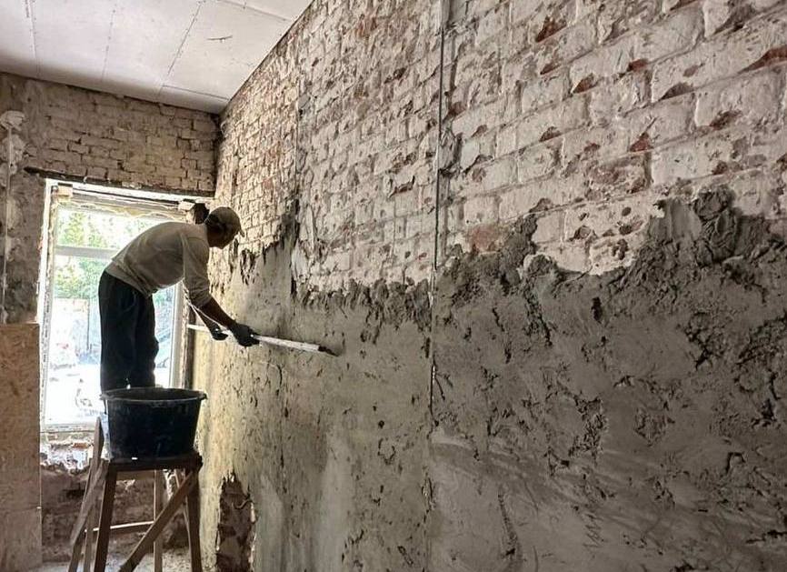 Відновлюють постраждалі від обстрілів будинки комунальники: Новини Харкова