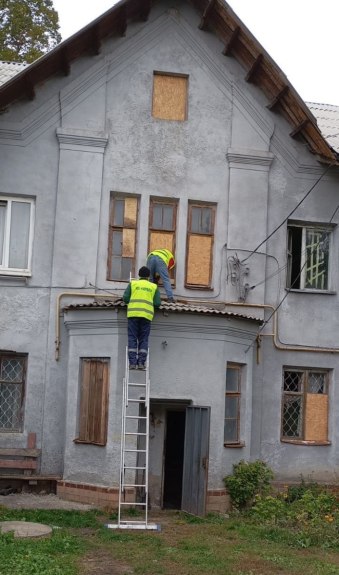 Перед опалювальним сезоном в Харкові відновлюють пошкоджені обстрілами вікна в будинках