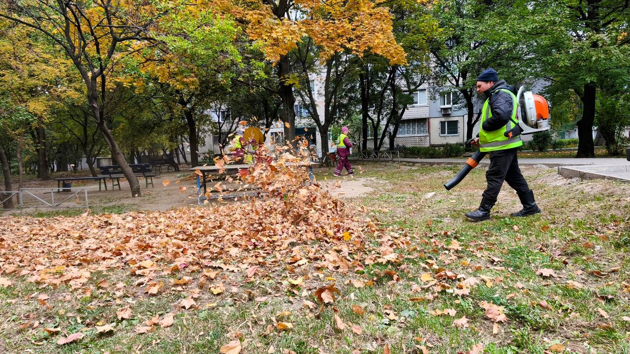 Харківські комунальники наводять лад на прибудинкових територіях (фото)