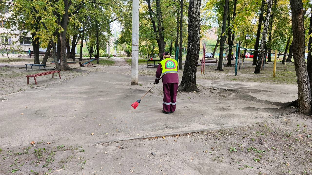 Харківські комунальники наводять лад на прибудинкових територіях (фото)