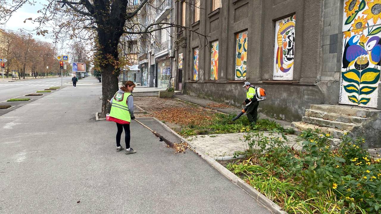 Харківські комунальники наводять лад на прибудинкових територіях (фото)