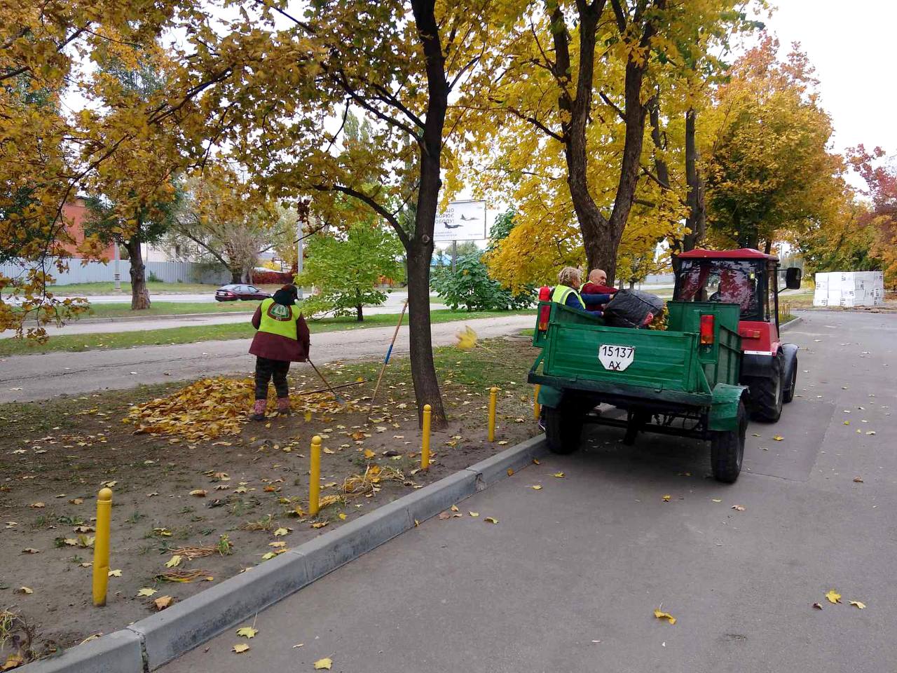 Харківські комунальники наводять лад на прибудинкових територіях (фото)