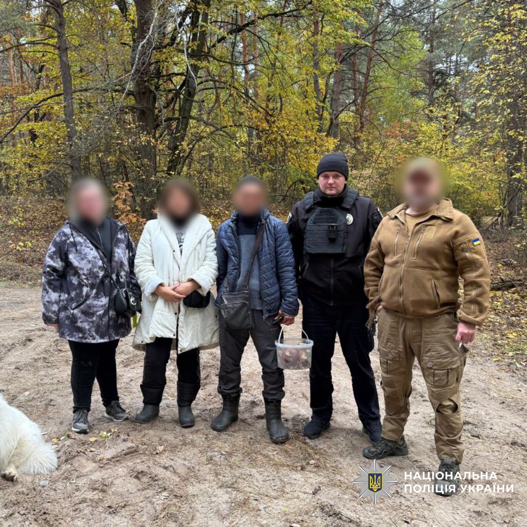 Поліцейські врятували у лісі трьох мешканців Харківщини та песика