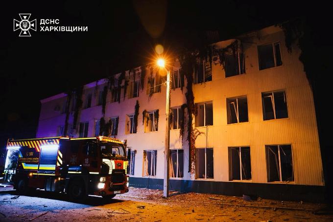 Харківські пожежники ліквідували пожежу після авіаудару по лікарні