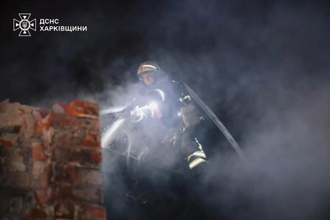 Харківські пожежники ліквідували пожежу після авіаудару по лікарні
