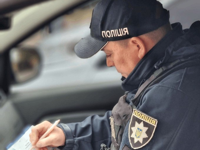 На Харківщині водій із підробленими правами пропонував хабар поліцейським