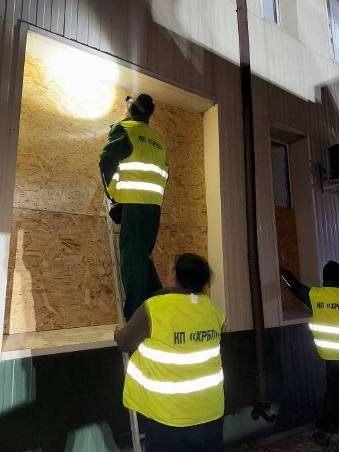 У Харкові комунальники відновлюють будинки після нічних ударів КАБами