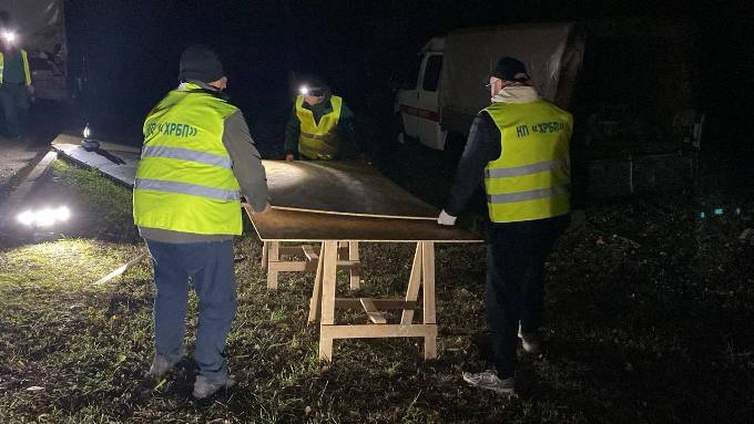 У Харкові комунальники відновлюють будинки після нічних ударів КАБами