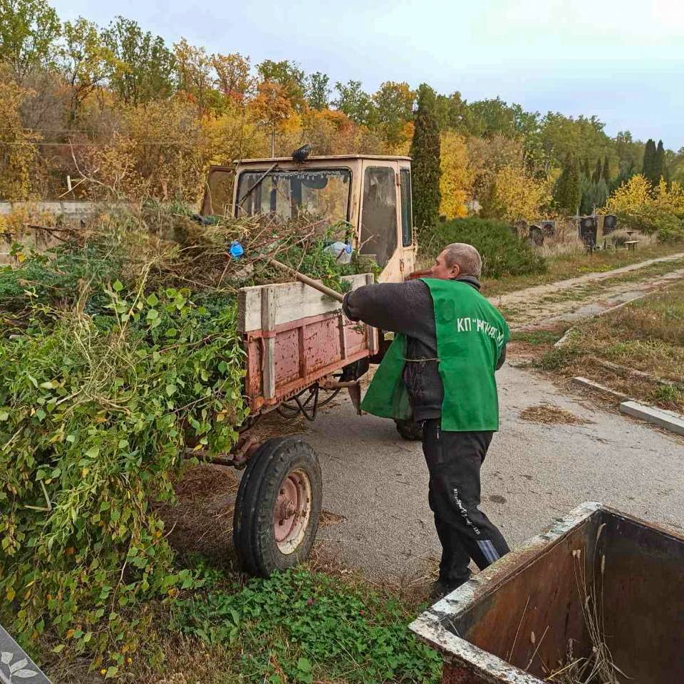 Наводять лад на кладовищах комунальники міста: Новини Харкова