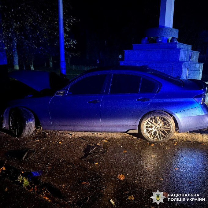 BMW врізався в стелу пам’ятника в центрі Харкова: четверо постраждалих