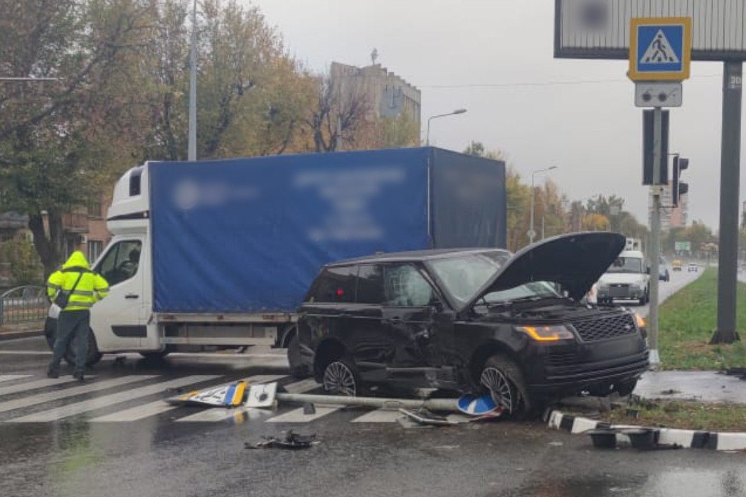 Потрапив до лікарні після ДТП водій Range Rover, який двічі порушив правила та зіткнувся з Renault: Новини Харкова