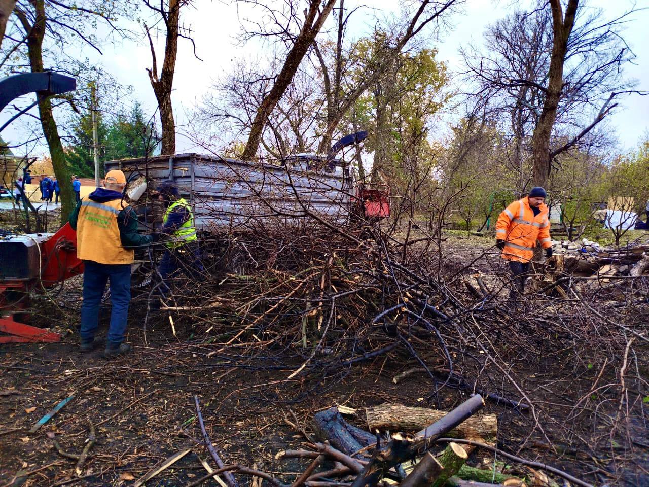 Ліквідують наслідки ворожих ударів по місту комунальники: Новини Харкова