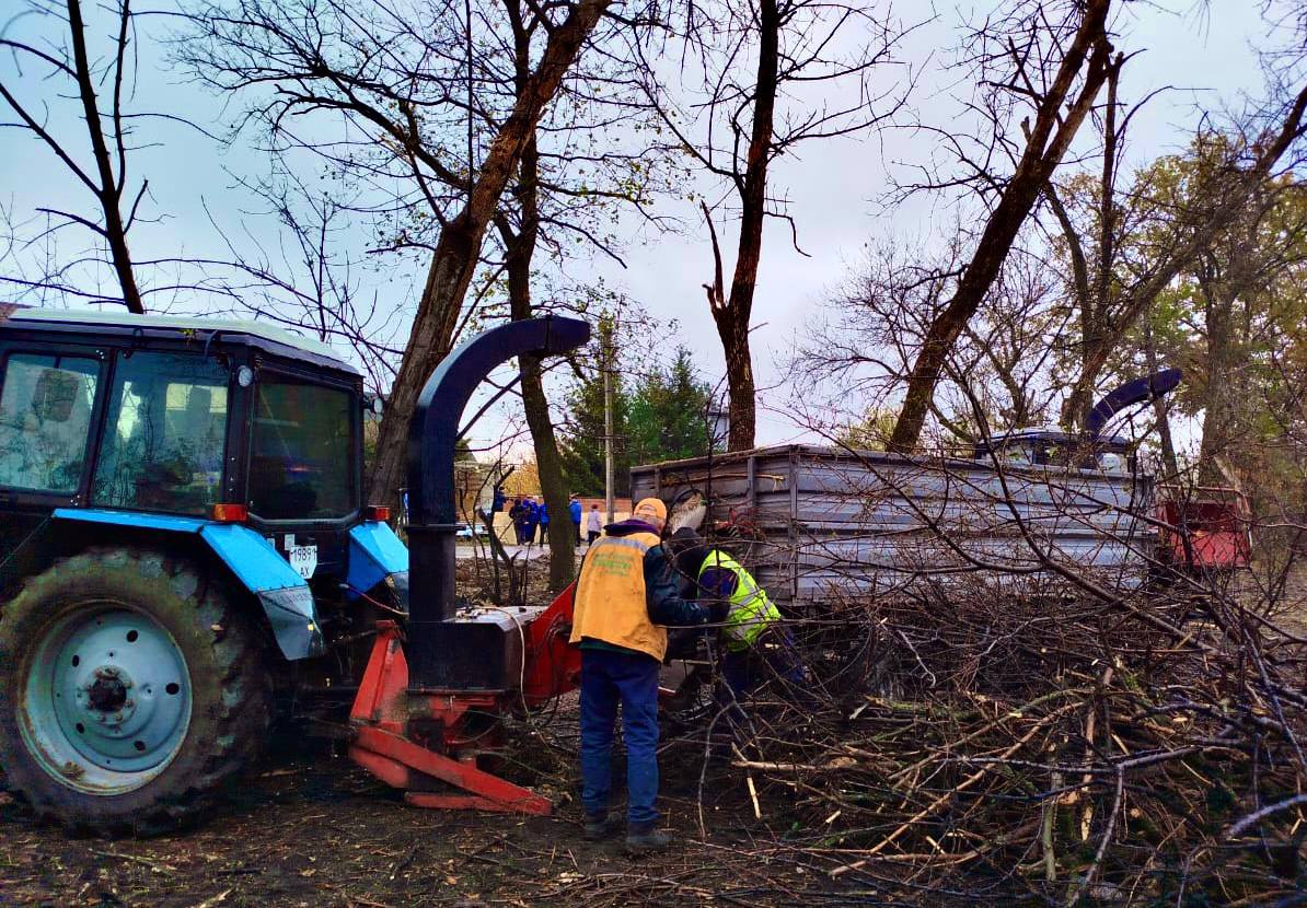 Ліквідують наслідки ворожих ударів по місту комунальники: Новини Харкова