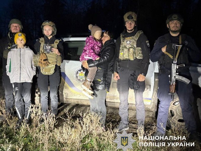 Новини Харкова: поліцейські вдруге евакуювали родину з дітьми з прифронтової Вірівки