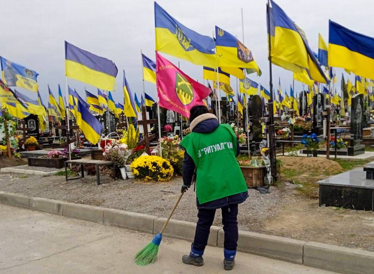 У Харкові наводять лад на цвинтарях міста (фото)