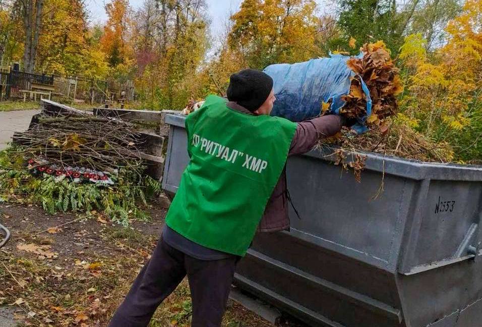 Прибирають гектар алей та вивозять 10 кубометрів сміття щодня комунальники з кладовищ міста: Новини Харкова