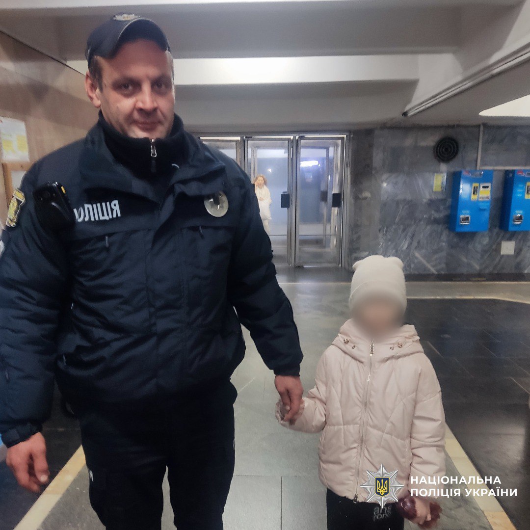 У харківському метро поліцейські знайшли маленьку дівчинку