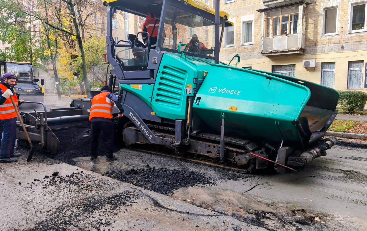 Відновили тисячі квадратних метрів дорожного покриття вулиці комунальники: Новини Харкова