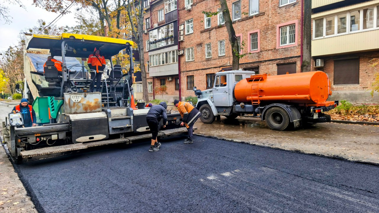 Відновили тисячі квадратних метрів дорожного покриття вулиці комунальники: Новини Харкова