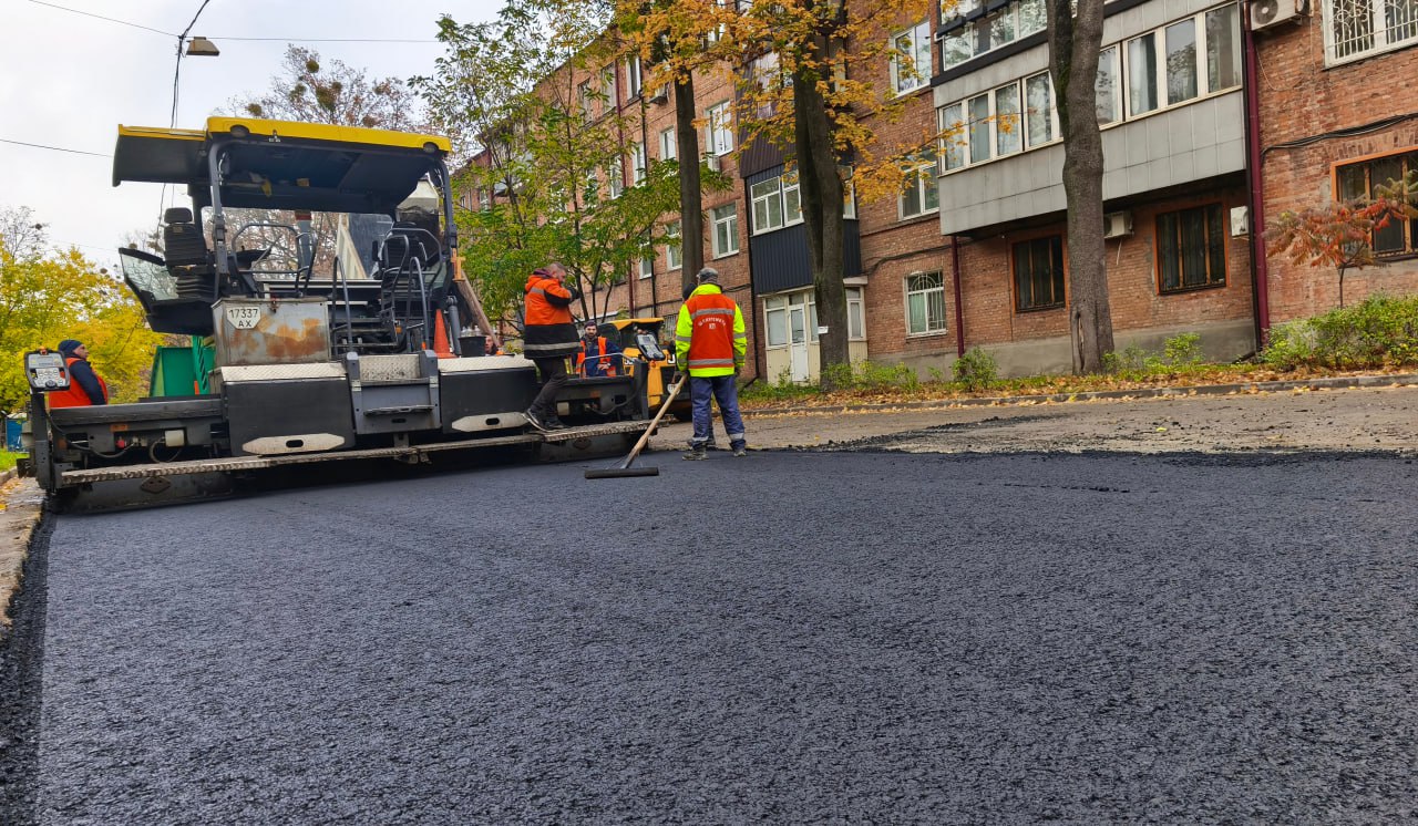 Відновили тисячі квадратних метрів дорожного покриття вулиці комунальники: Новини Харкова