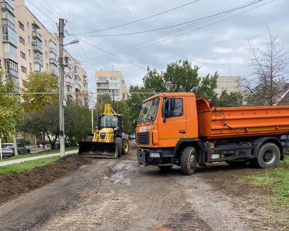 Оновлюють тротуари міста комунальники: Новини Харкова