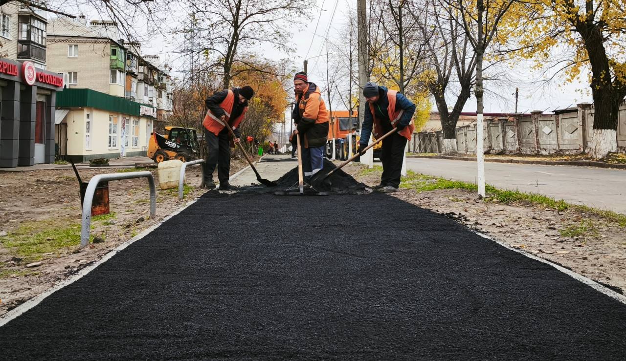 Оновлюють тротуари міста комунальники: Новини Харкова