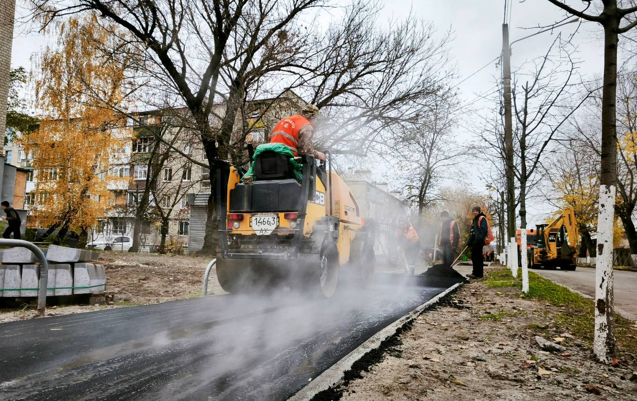 Оновлюють тротуари міста комунальники: Новини Харкова