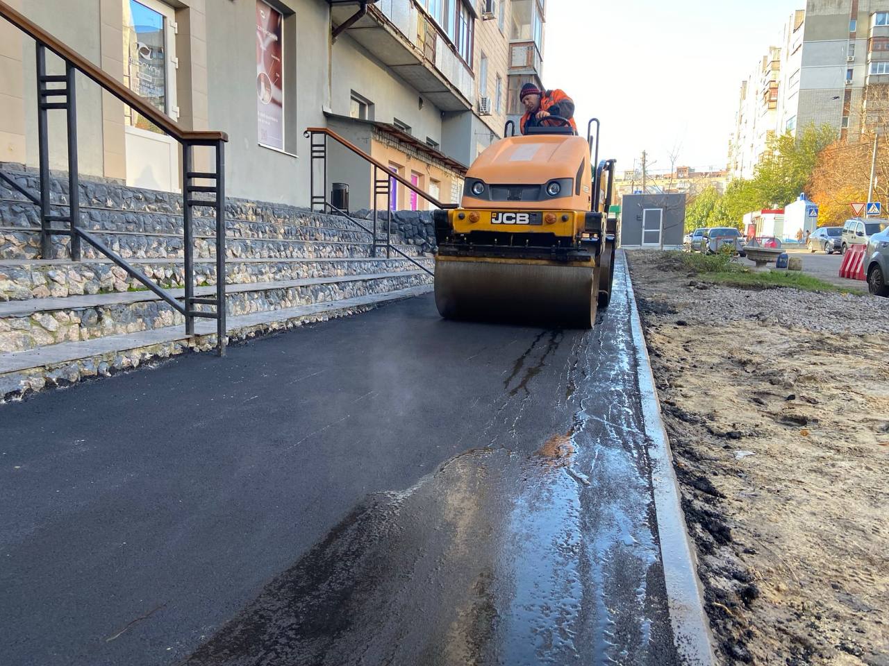 Оновлюють тротуари міста комунальники: Новини Харкова