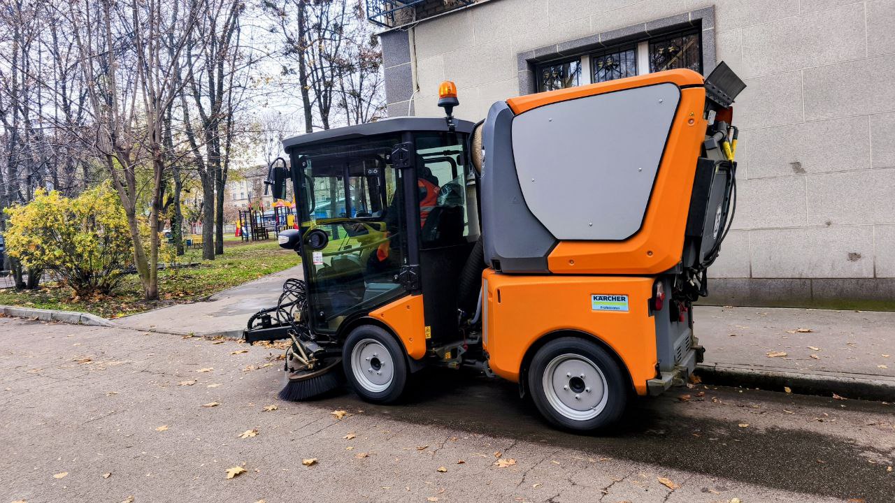 Харківські комунальники продовжують осіннє прибирання