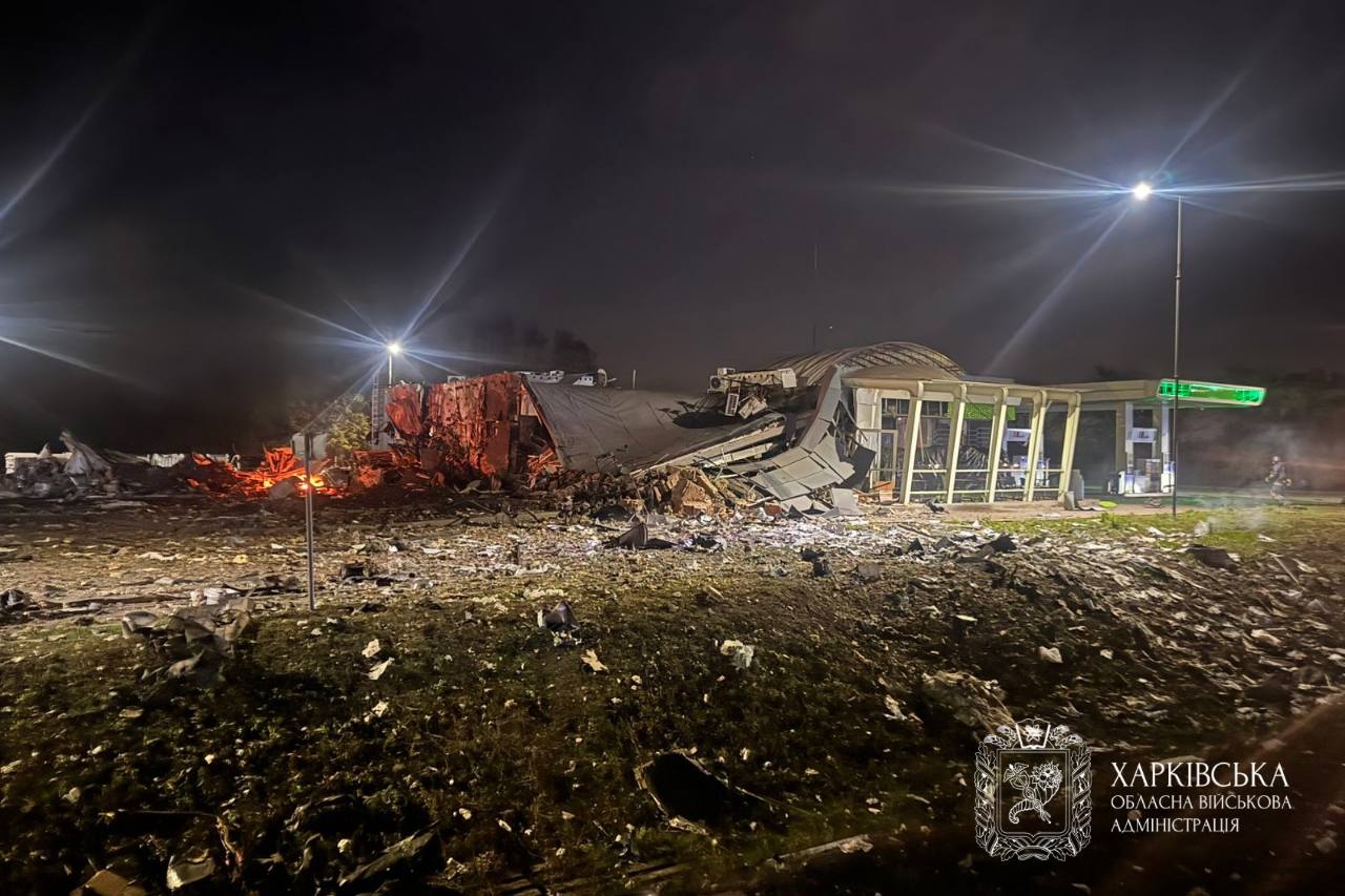 Патрульні показали перші хвилини після ворожої атаки по АЗС у передмісті Харкова