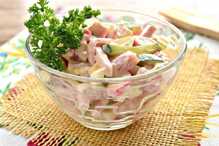 Культовий німецький салат з вареною ковбасою та пікантною заправкою