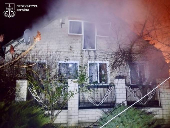 Ворог обстріляв Приколотне на Харківщині: сталася пожежа, є поранені (фото)