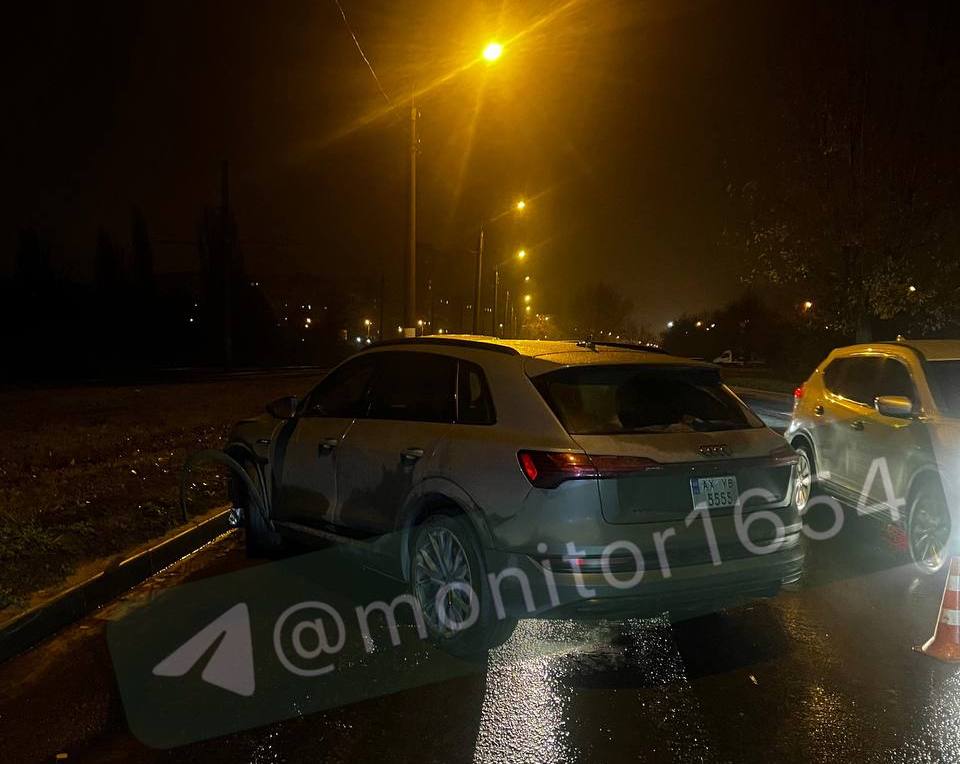 Зіткнулися мікроавтобус та легковик на міській магістрали: Новини Харкова