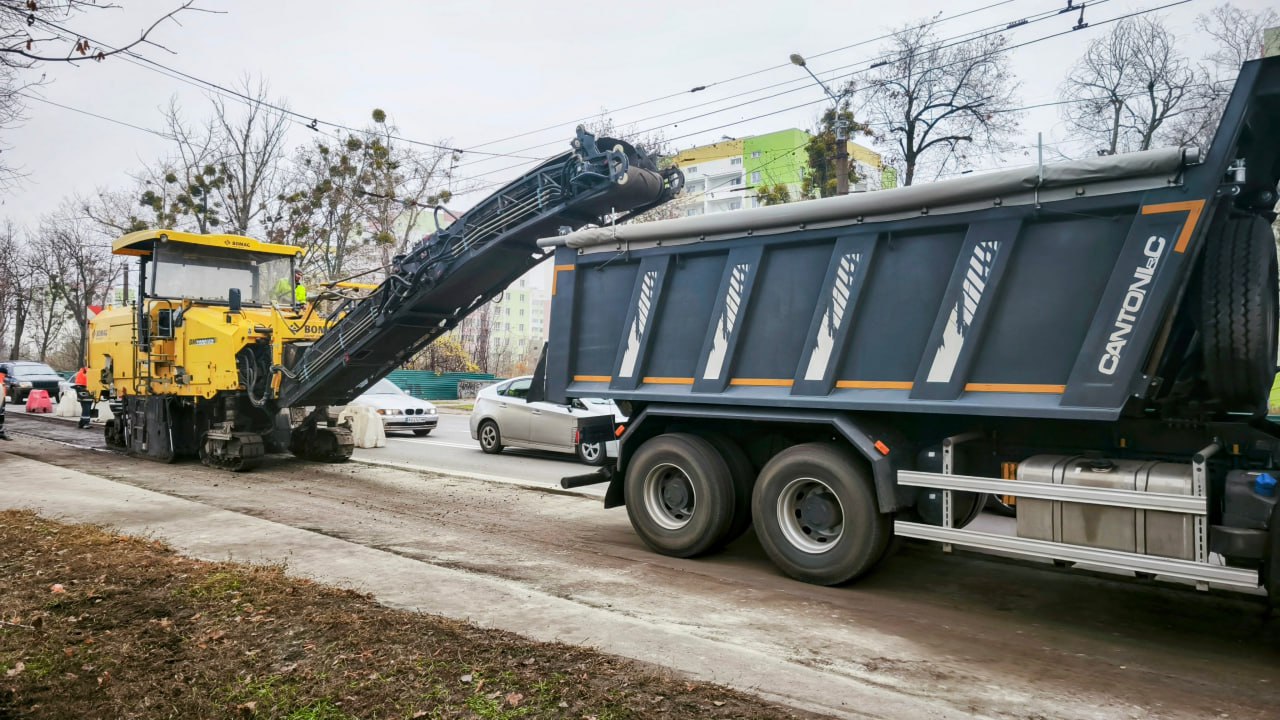 Відремонтували ділянку дорожного покриття у кілька сот квадартних метрів комунальники: Новини Харкова