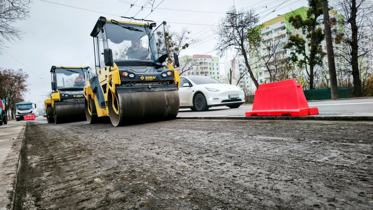 Відремонтували ділянку дорожного покриття у кілька сот квадартних метрів комунальники: Новини Харкова