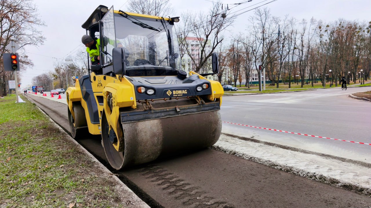 Відремонтували ділянку дорожного покриття у кілька сот квадартних метрів комунальники: Новини Харкова
