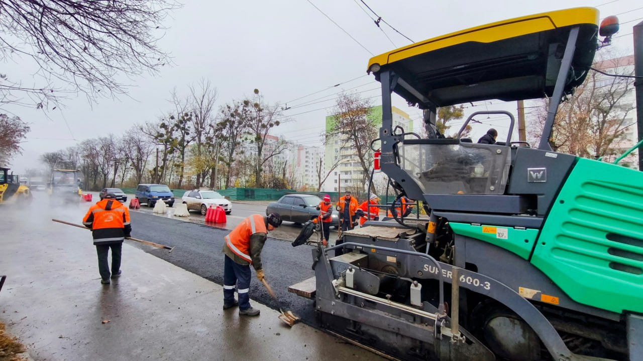 Харківські комунальники відновили ділянку дорожного покриття у кілька сот квадартних метрів