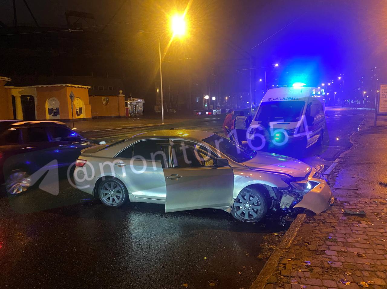 П'яний екіпаж авто потрапив в аварію біля відомого стадіону у Харкові (фото)