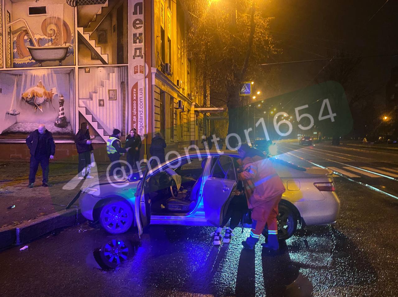 П'яний екіпаж авто потрапив в аварію біля відомого стадіону у Харкові (фото)