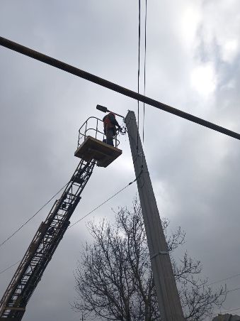 Фахівці «Міськсвітла» лагодять освітлення в Немишлянському районі Харкова