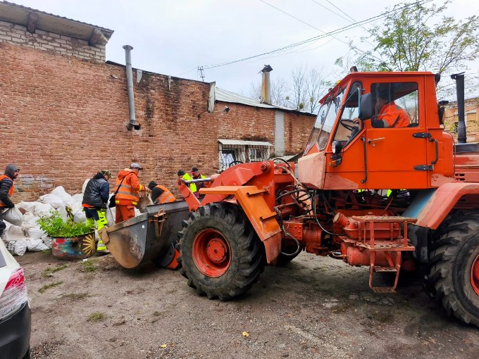 У Холодногірському районі Харкова комунальники прибирають наслідки атак БПЛА