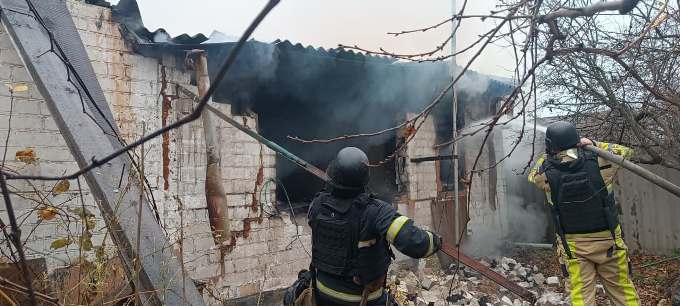 У Боровій на Харківщині дрон атакував приватний будинок: сталася пожежа (фото)