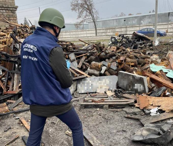 Авіаудар по Лозовій: постраждав чоловік, зруйновані будівлі підприємств та житлових будинків (фото)