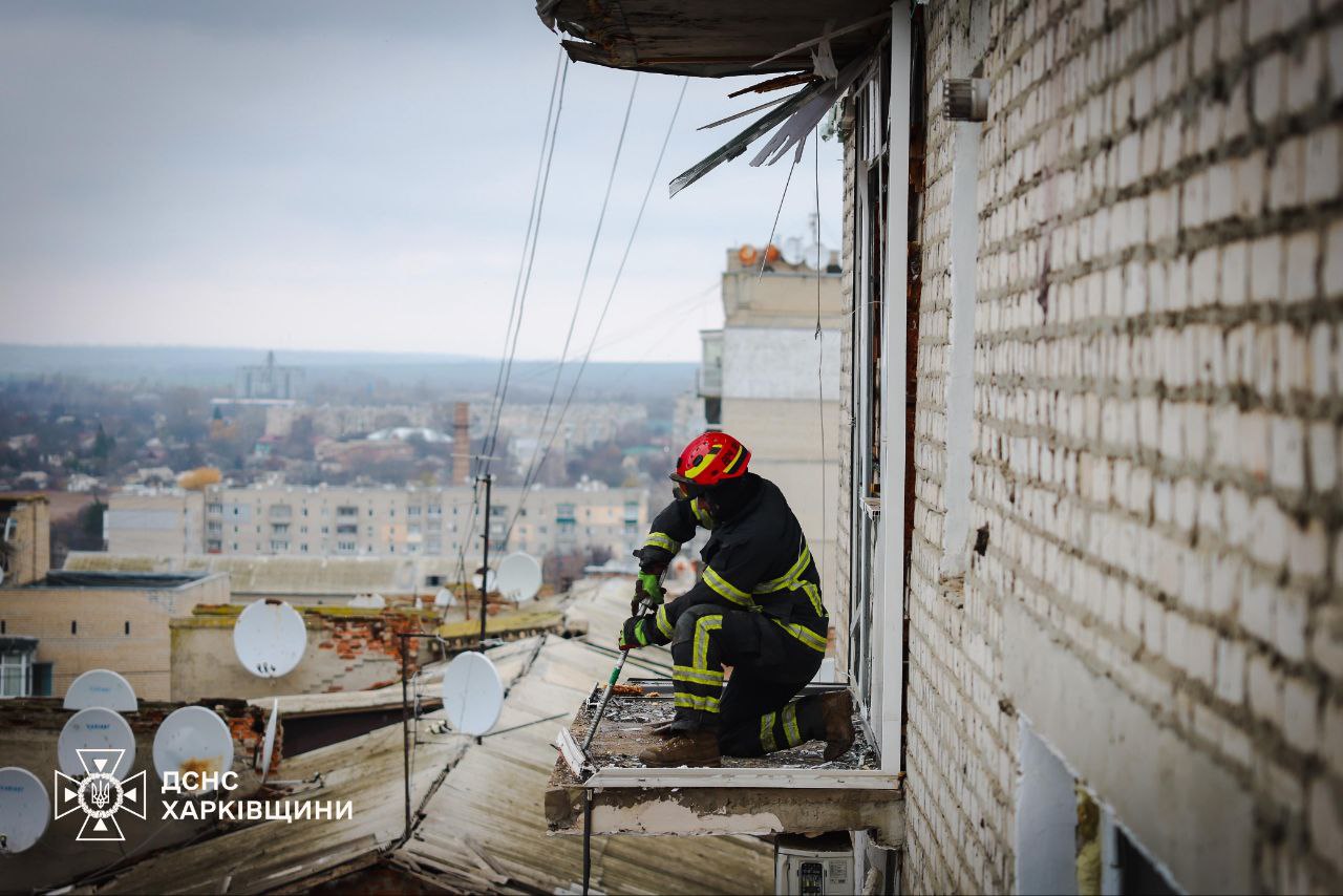 Рятувальники Харківщини ліквідовували наслідки російського ракетного удару по Балаклії (фото, відео)