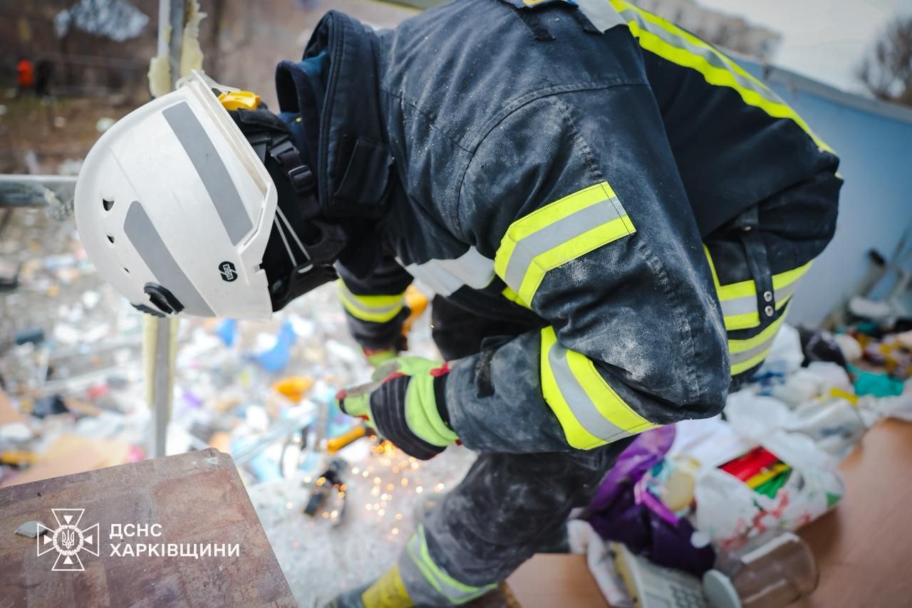Рятувальники Харківщини ліквідовували наслідки російського ракетного удару по Балаклії (фото, відео)