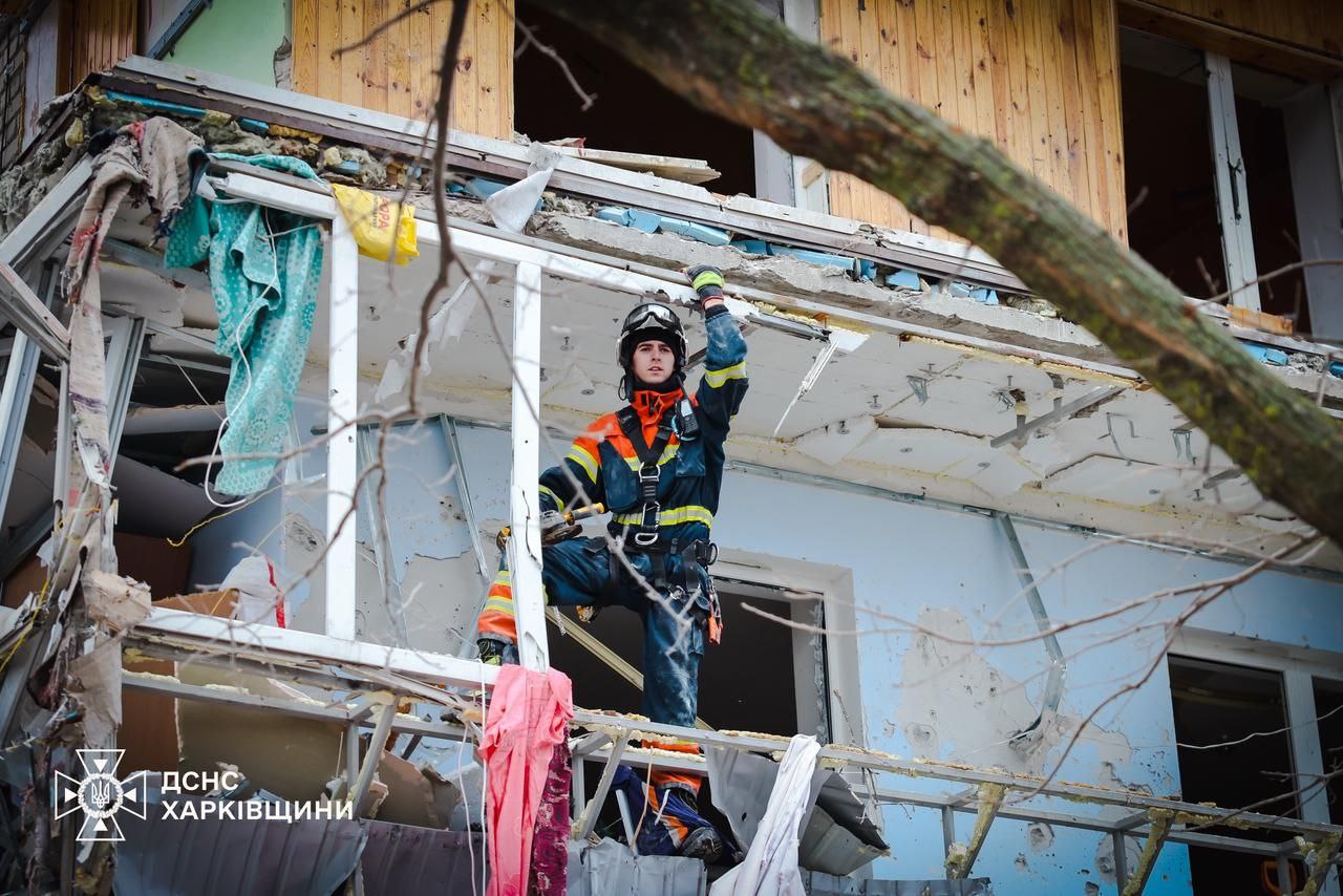 Рятувальники Харківщини ліквідовували наслідки російського ракетного удару по Балаклії (фото, відео)