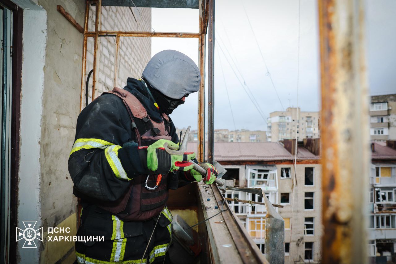 Рятувальники Харківщини ліквідовували наслідки російського ракетного удару по Балаклії (фото, відео)