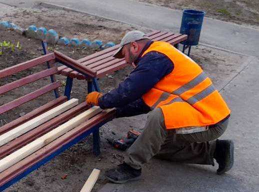Комунальники відновили сотні елементів дитячих майданчиків Харкова (фото)